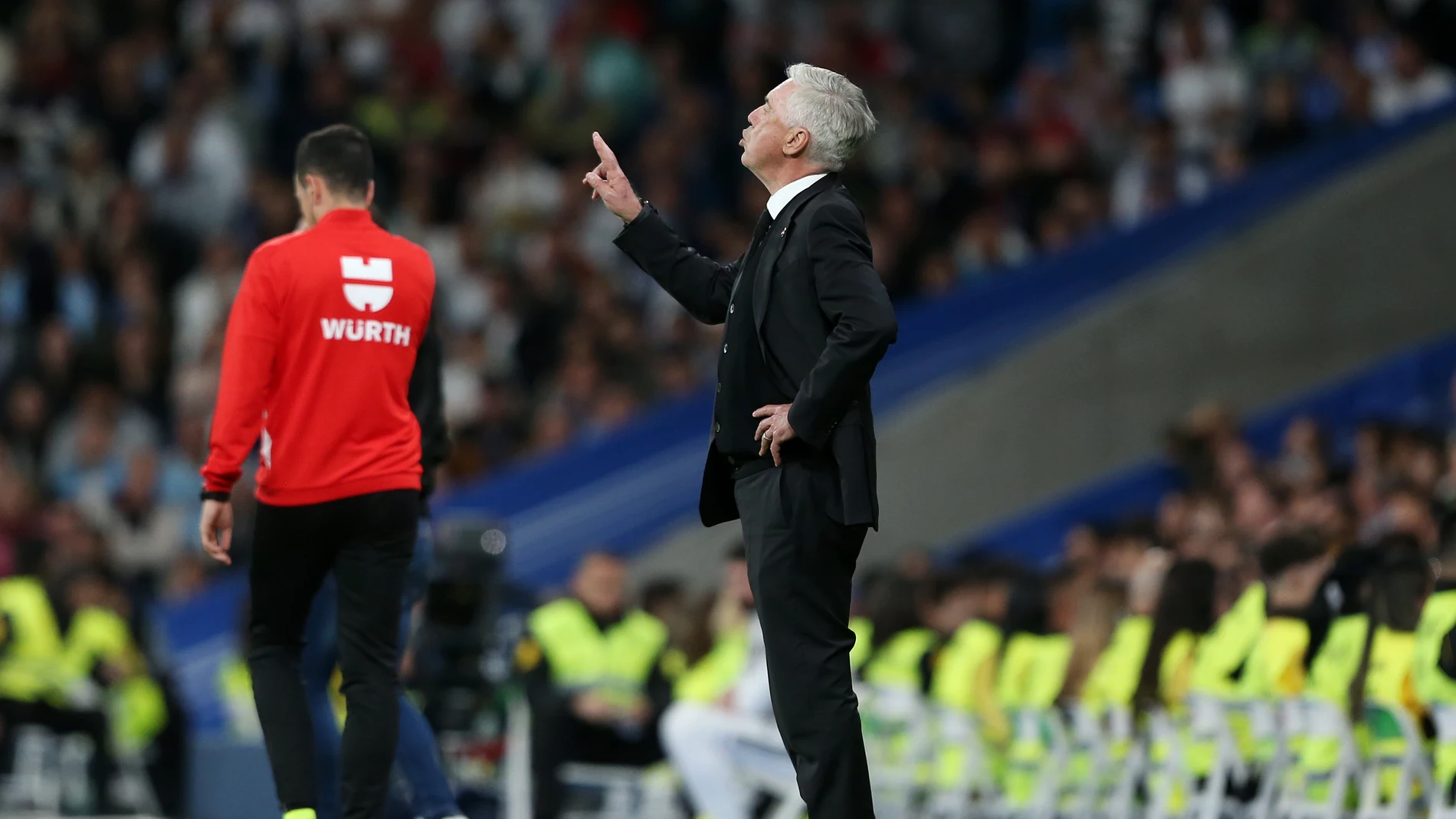 Carlo Ancelotti da unas directrices durante el Real Madrid - Celta