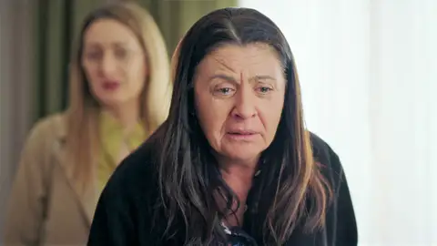 Gül, rota de dolor, se enfrenta a los Kaya por la muerte de Zafer: “Habéis destrozado a nuestra familia” Gül, rota de dolor, se enfrenta a los Kaya por la muerte de Zafer: “Habéis destrozado a nuestra familia”