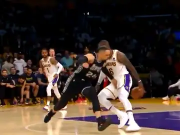 Dillon Brooks agrede a LeBron en sus partes íntimas Dillon Brooks agrede a LeBron en sus partes íntimas