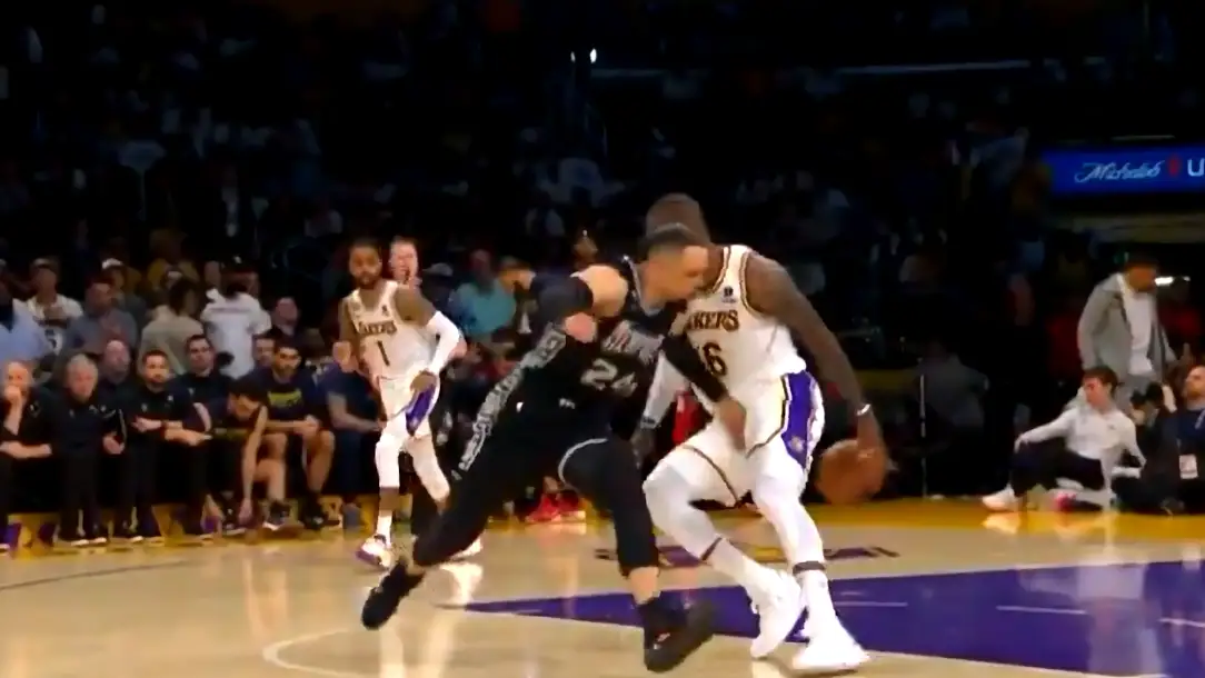 Dillon Brooks agrede a LeBron en sus partes íntimas Dillon Brooks agrede a LeBron en sus partes íntimas