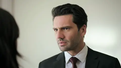 Ilgaz, ante la decisión más difícil de su vida... ¿Ceylin o su familia? Ilgaz, ante la decisión más difícil de su vida... ¿Ceylin o su familia?