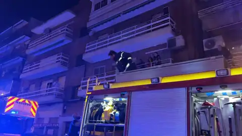 Extinguen un fuego en una habitación, que causa quemaduras a una mujer en el 20% del cuerpo 