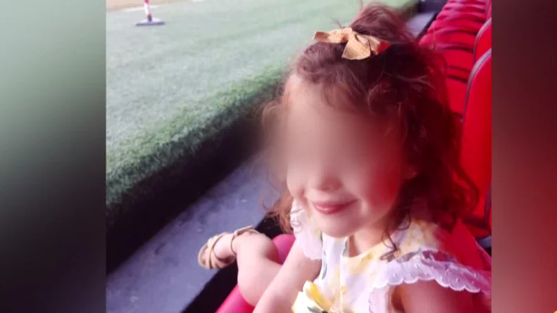 Los padres de la niña fallecida en Écija ponen la querella contra el hospital: "Han matado a mi hija y siguen pisoteándonos" Los padres de la niña fallecida en Écija ponen la querella contra el hospital: "Han matado a mi hija y siguen pisoteándonos"