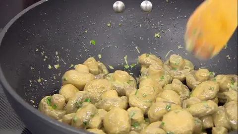 Añade la mostaza y un poco de ralladura de limón Añade la mostaza y un poco de ralladura de limón