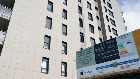 Un cartel anuncia la construcción de viviendas sociales en Bilbao Un cartel anuncia la construcción de viviendas sociales en Bilbao