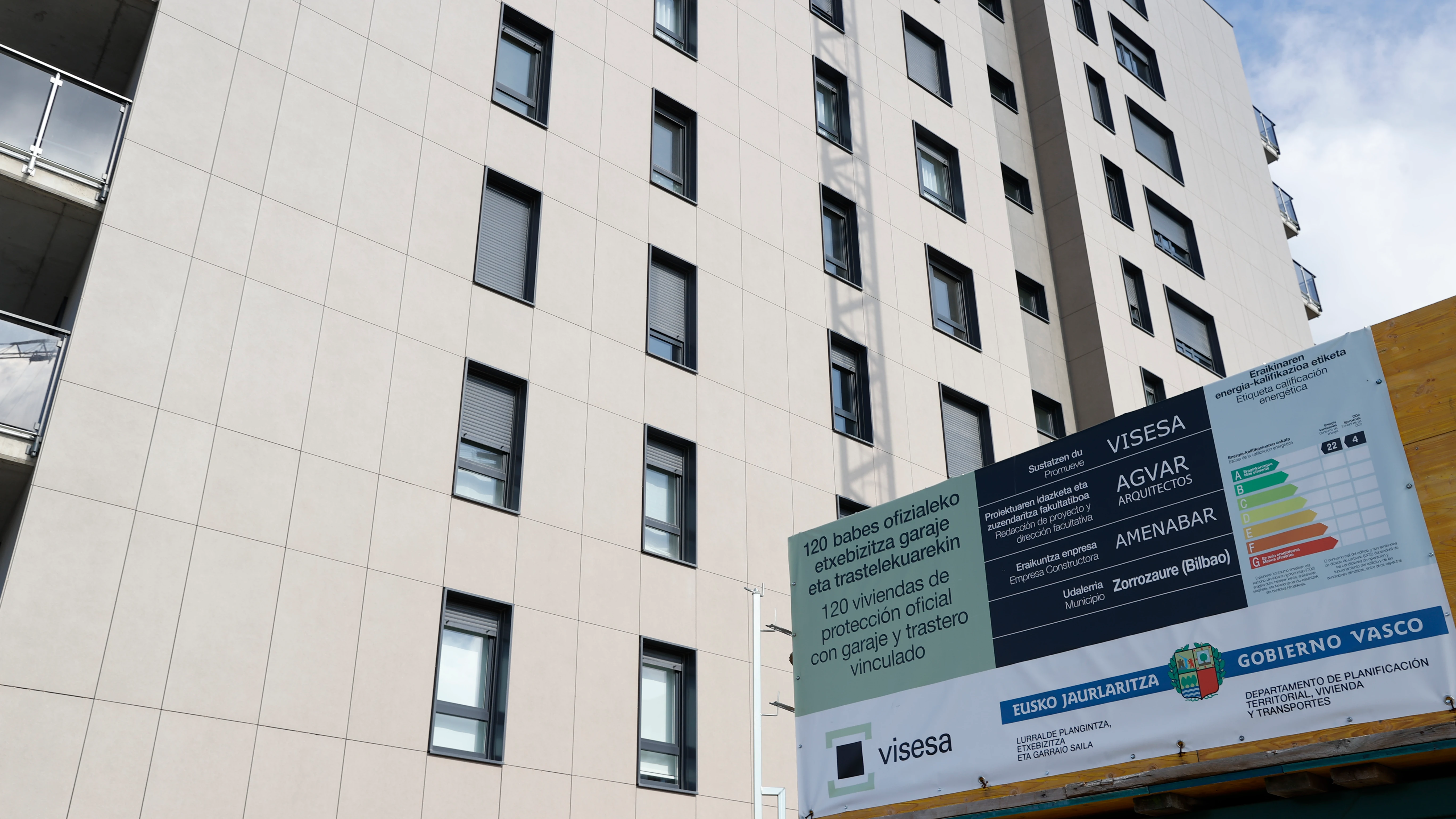 Un cartel anuncia la construcción de viviendas sociales en Bilbao Un cartel anuncia la construcción de viviendas sociales en Bilbao