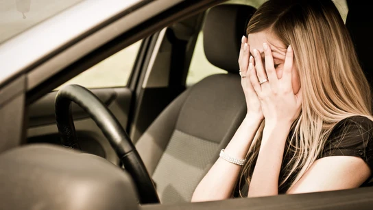 Mujer con ansiedad ante el volante Mujer con ansiedad ante el volante