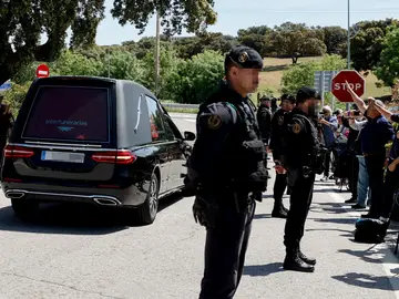 Los restos del fundador de la Falange, José Antonio Primo de Rivera, en el coche fúnebre Los restos del fundador de la Falange, José Antonio Primo de Rivera, en el coche fúnebre