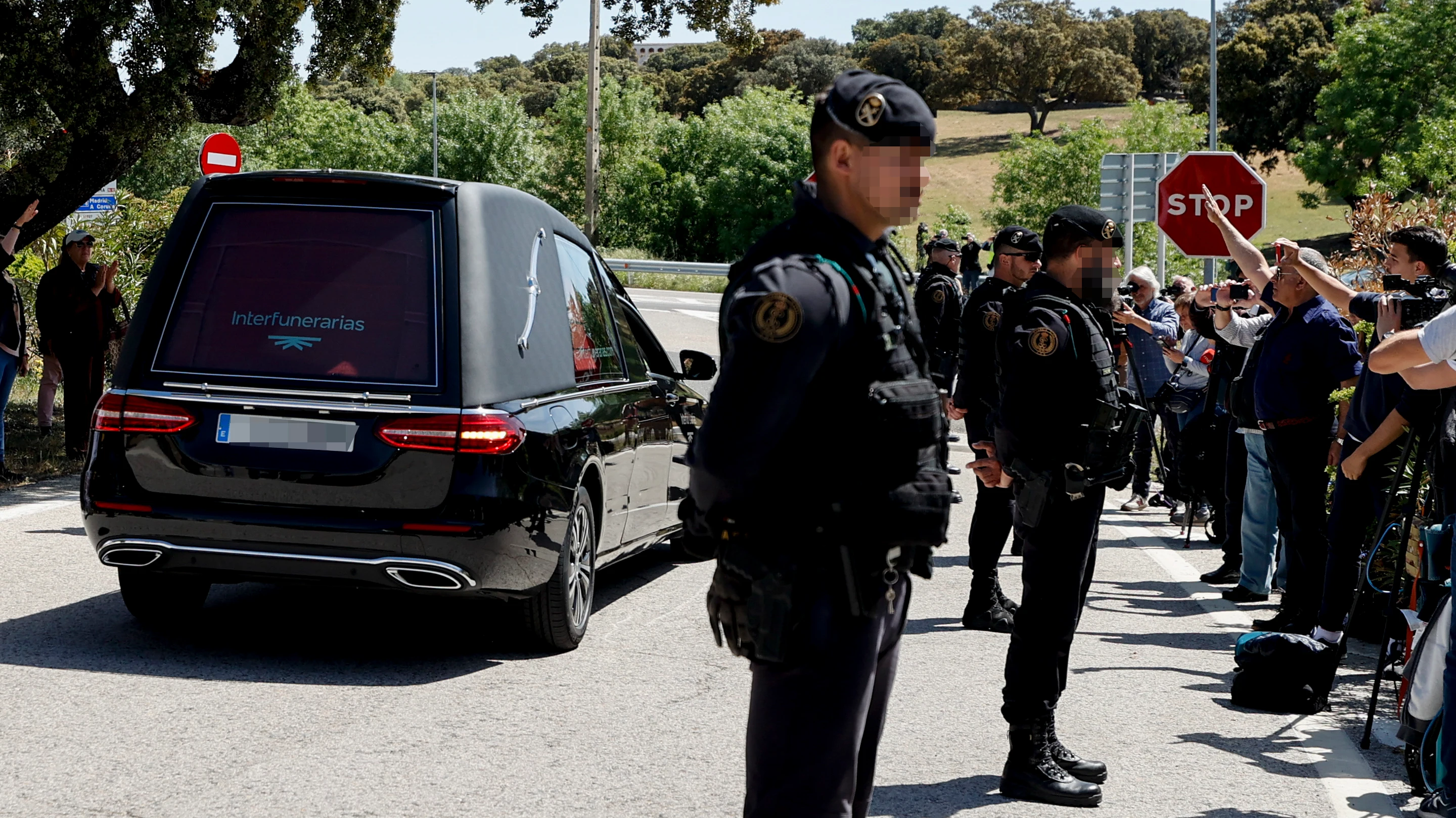  Los restos del fundador de la Falange, Jos&eacute; Antonio Primo de Rivera, en el coche f&uacute;nebre