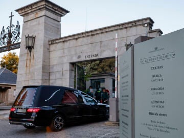 Un coche fúnebre entra en el Valle de los Caídos