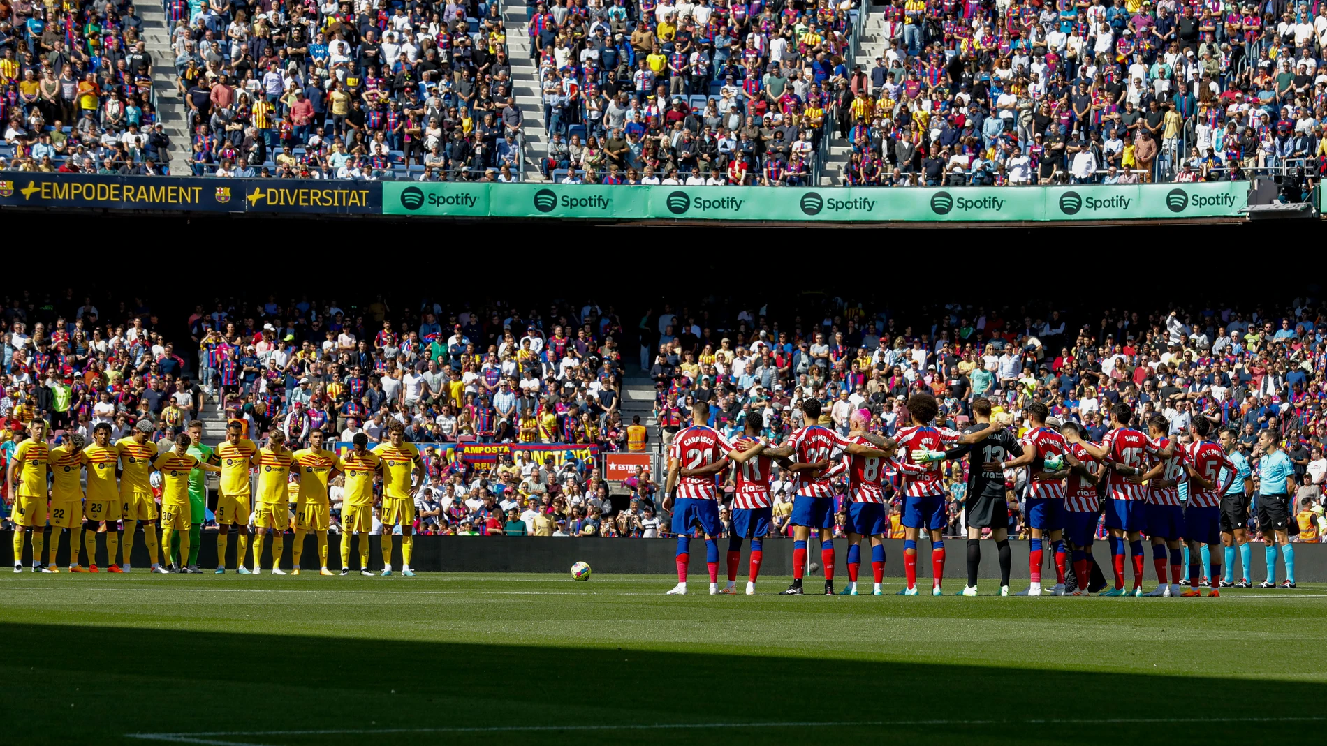 Minuto de silencio en el Camp Nou antes del comienzo del Barcelona vs Atlético de Madrid