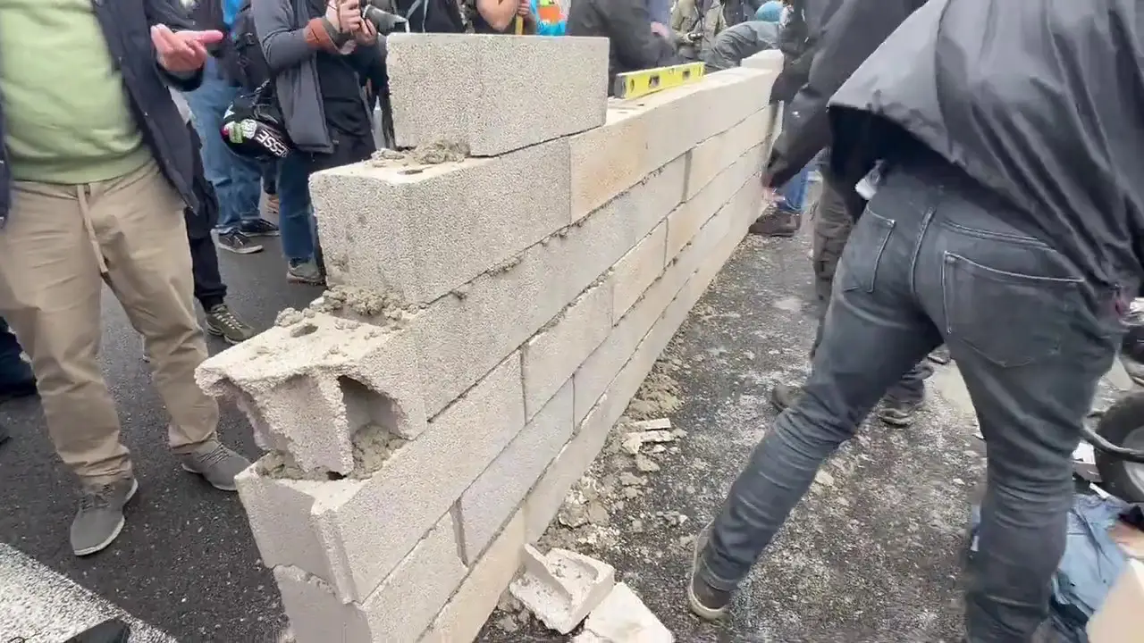 Levantan un muro en la carretera Levantan un muro en la carretera