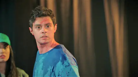 Oğulcan cae en la trampa de Emir y acaba perjudicando a Ömer en el concurso de baile Oğulcan cae en la trampa de Emir y acaba perjudicando a Ömer en el concurso de baile