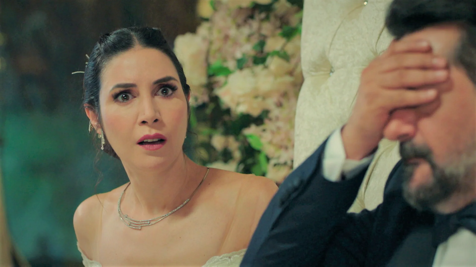 ¡Novia a la fuga!: Suzan deja plantado a Akif en el altar tras el inesperado regalo envenenado de Nebahat ¡Novia a la fuga!: Suzan deja plantado a Akif en el altar tras el inesperado regalo envenenado de Nebahat