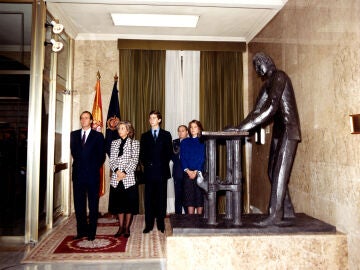 Escultura de Juan Carlos I firmando la Constitución de 1978, el día de su inauguración en el Congreso
