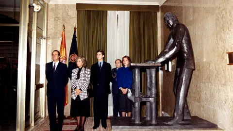 Escultura de Juan Carlos I firmando la Constitución de 1978, el día de su inauguración en el Congreso