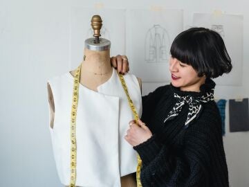 Mujer diseñando un chaleco de traje