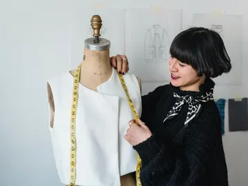 Mujer diseñando un chaleco de traje Mujer diseñando un chaleco de traje
