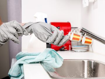 Persona se quita los guantes después de la limpieza