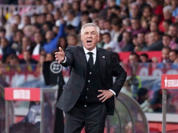 Carlo Ancelotti da instrucciones a sus jugadores en Montilivi