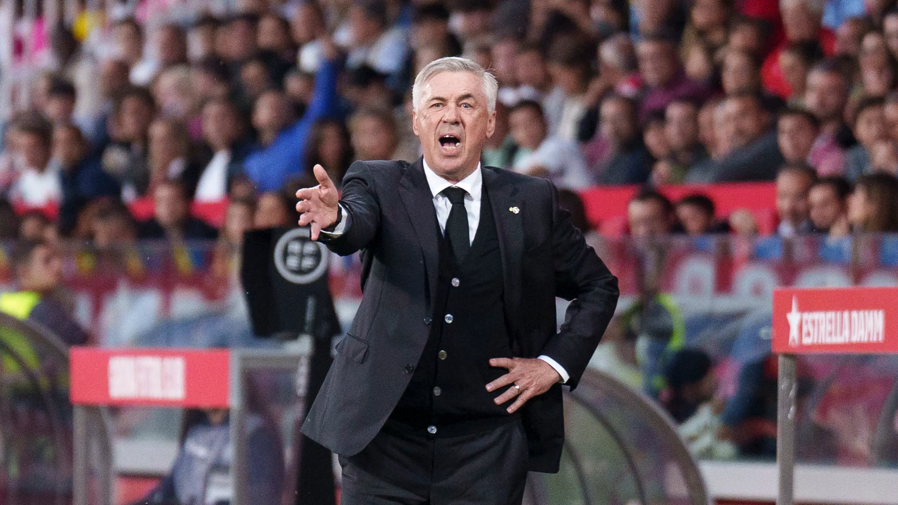 Carlo Ancelotti da instrucciones a sus jugadores en Montilivi Carlo Ancelotti da instrucciones a sus jugadores en Montilivi