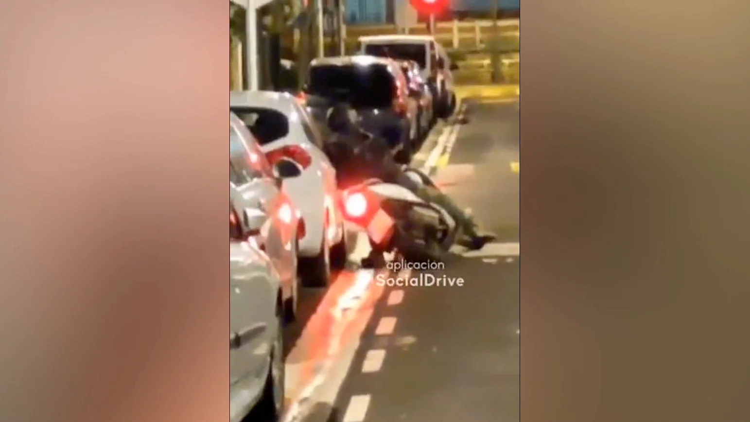 Se golpea varias veces contra un coche que está aparcado Se golpea varias veces contra un coche que está aparcado
