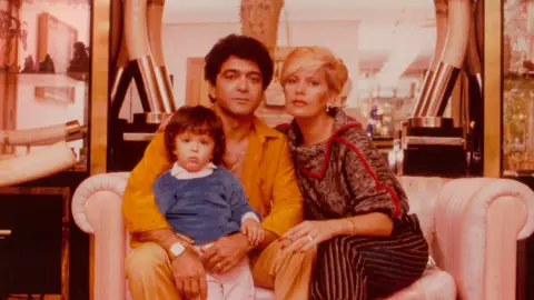 El dolor de Bárbara Rey ante la infidelidad de Ángel Cristo: “Cuando estaba embarazada, mi marido estaba liado con una amiga mía” El dolor de Bárbara Rey ante la infidelidad de Ángel Cristo: “Cuando estaba embarazada, mi marido estaba liado con una amiga mía”
