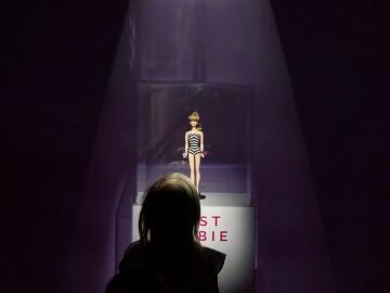 Imagen de archivo de la primera Barbie en una exposición