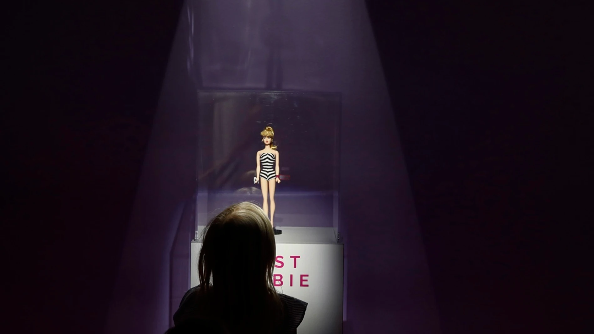 Imagen de archivo de la primera Barbie en una exposición