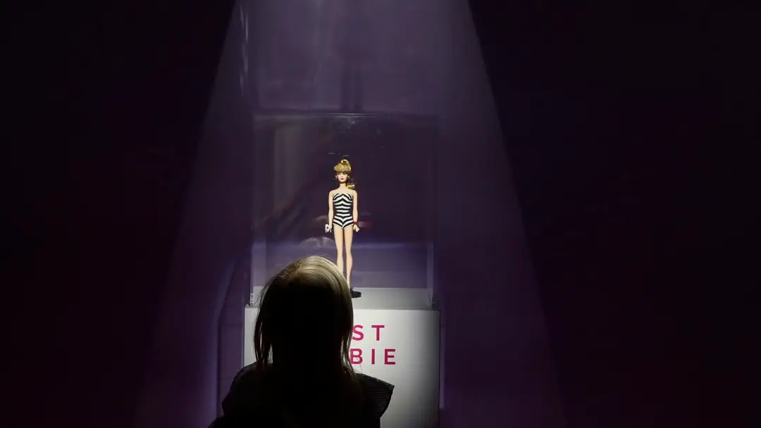 Imagen de archivo de la primera Barbie en una exposición Imagen de archivo de la primera Barbie en una exposición