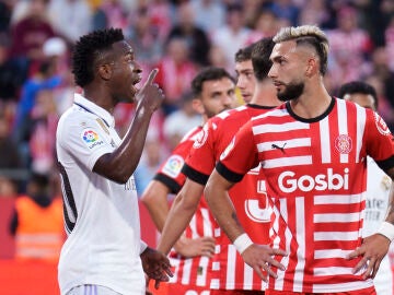 Vinicius habla con los jugadores del Girona en Montilivi