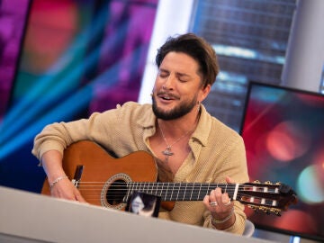 ¡Cuánto arte! La sevillana de Manuel Carrasco en pleno directo con su guitarra