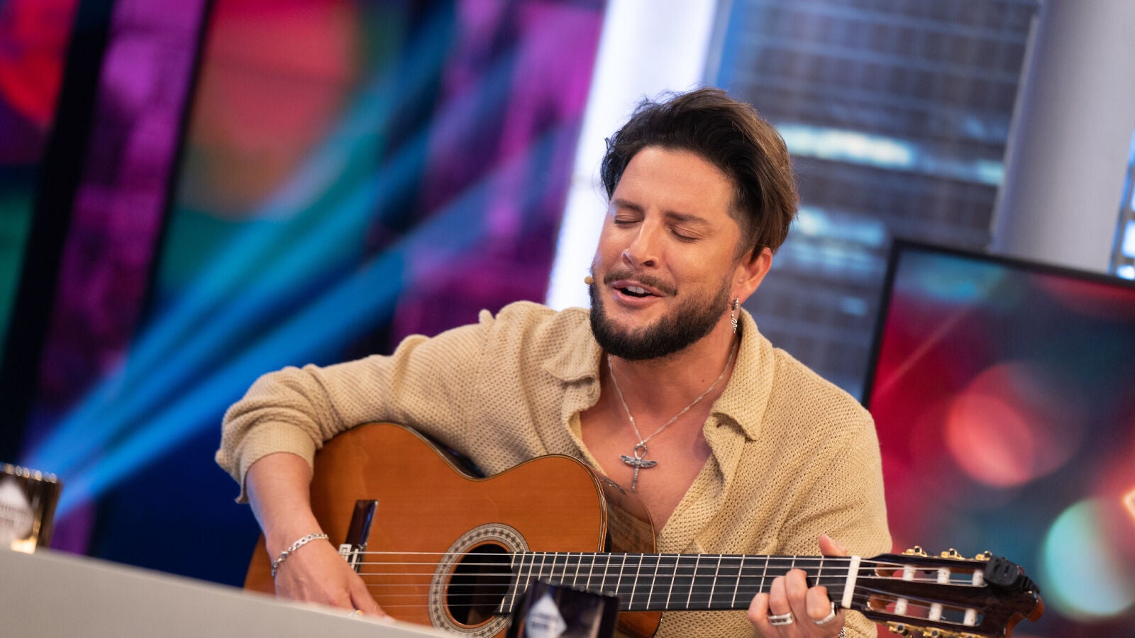 ¡Cuánto arte! La sevillana de Manuel Carrasco en pleno directo con su guitarra