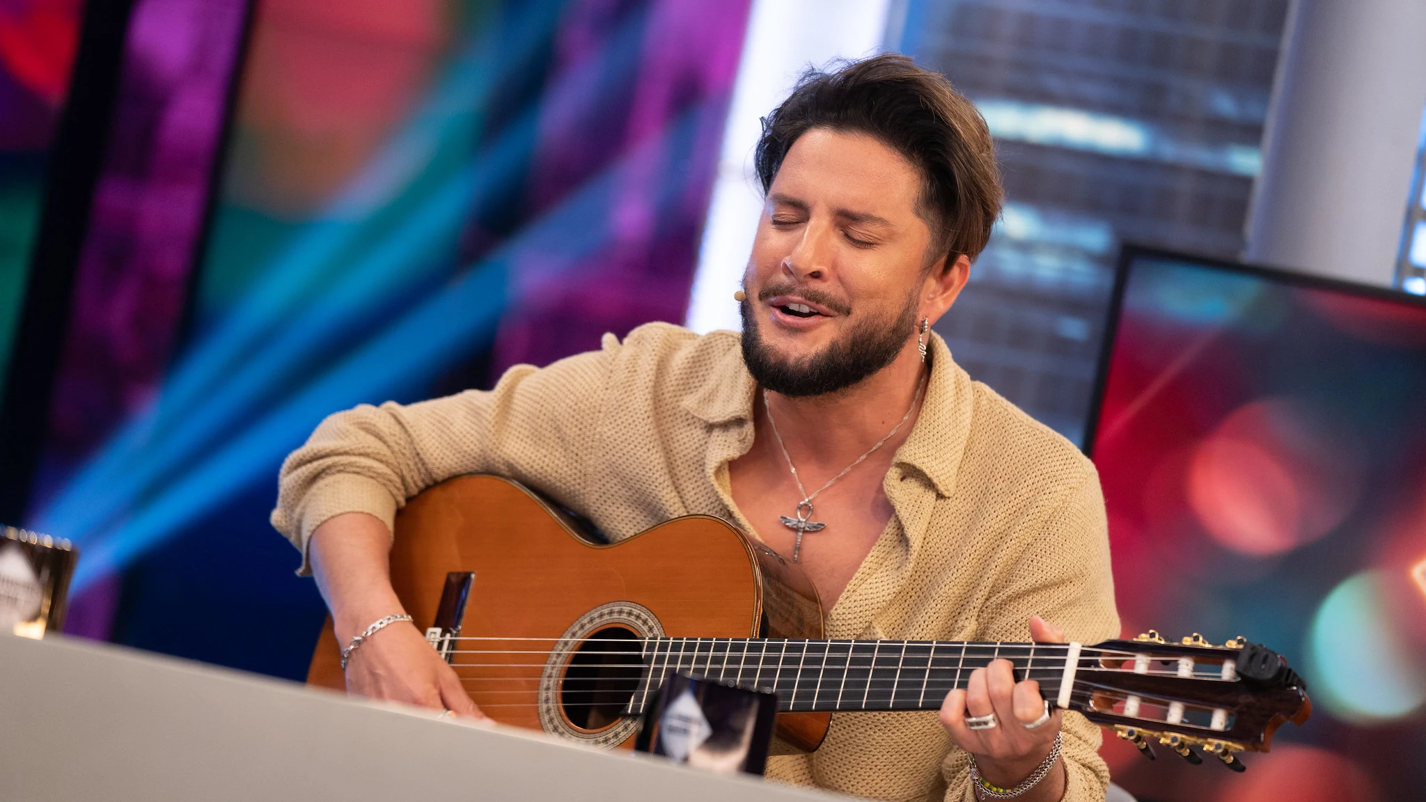 &iexcl;Cu&aacute;nto arte! La sevillana de Manuel Carrasco en pleno directo con su guitarra