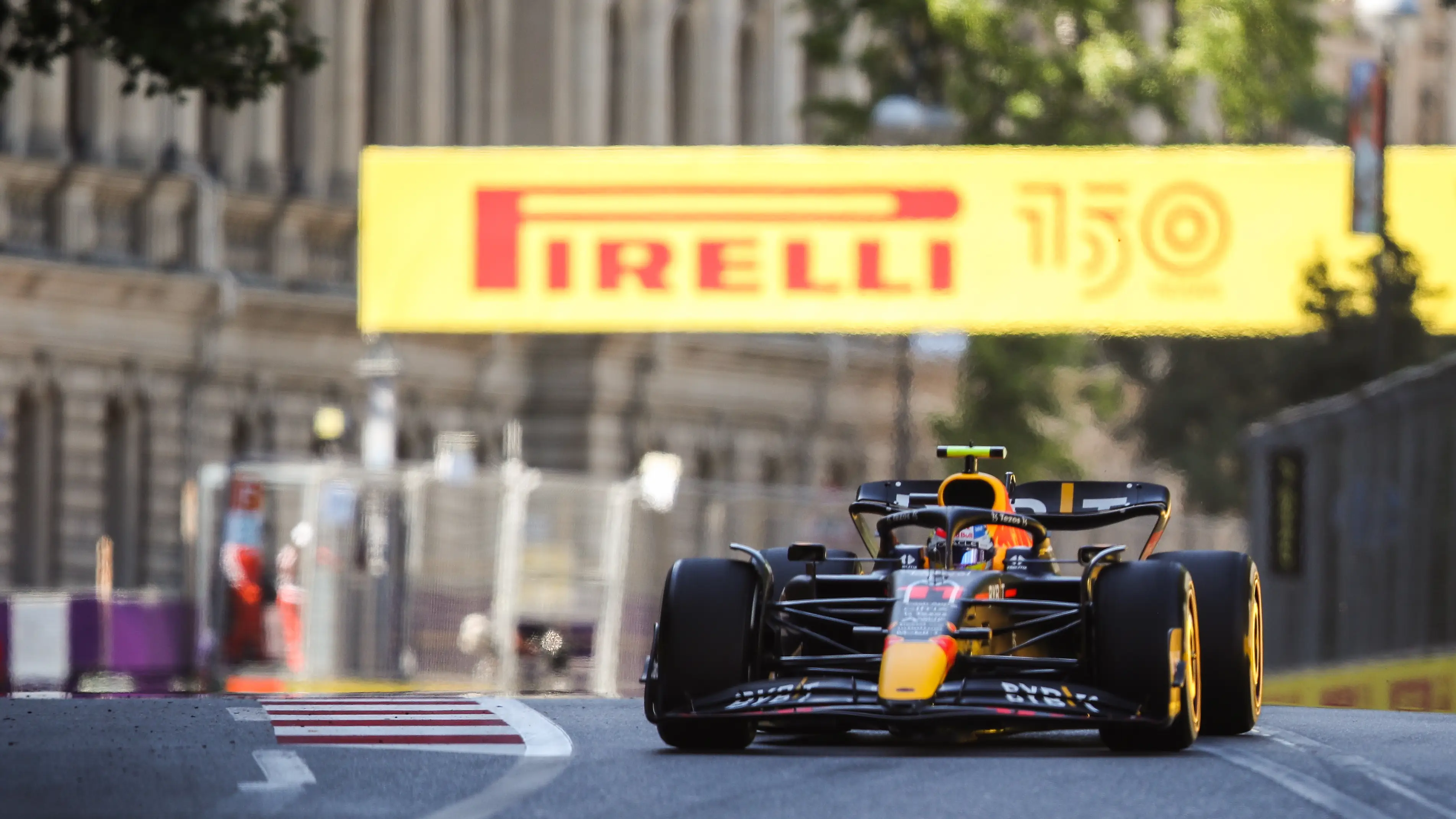 Un Red Bull circula por el trazado de Bakú Un Red Bull circula por el trazado de Bakú