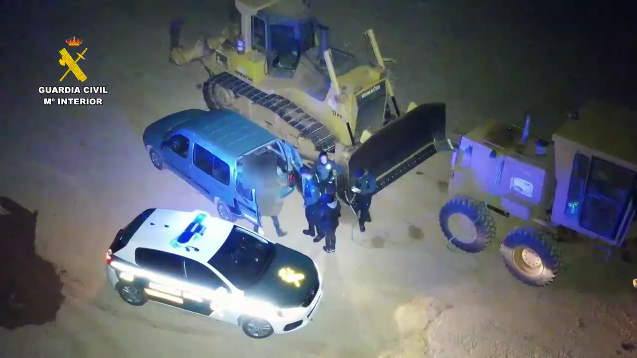 Dos detenidos por robar gasóleo de maquinaria de obra pública en una carretera de La Rioja Dos detenidos por robar gasóleo de maquinaria de obra pública en una carretera de La Rioja