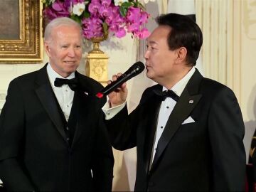 El presidente de Corea del Sur, con un micrófono junto a Biden 