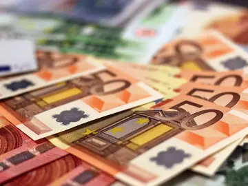 Imagen de archivo de varios billetes de 50 euros Imagen de archivo de varios billetes de 50 euros