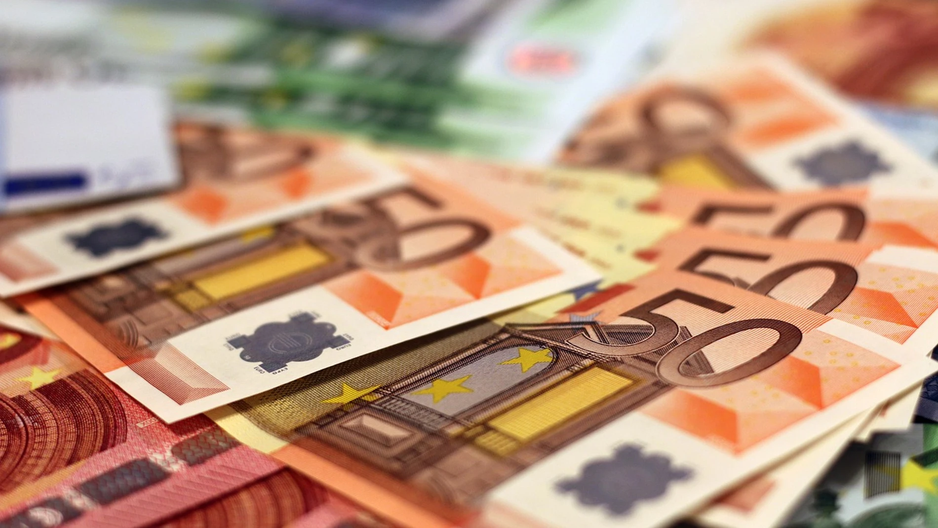Imagen de archivo de varios billetes de 50 euros