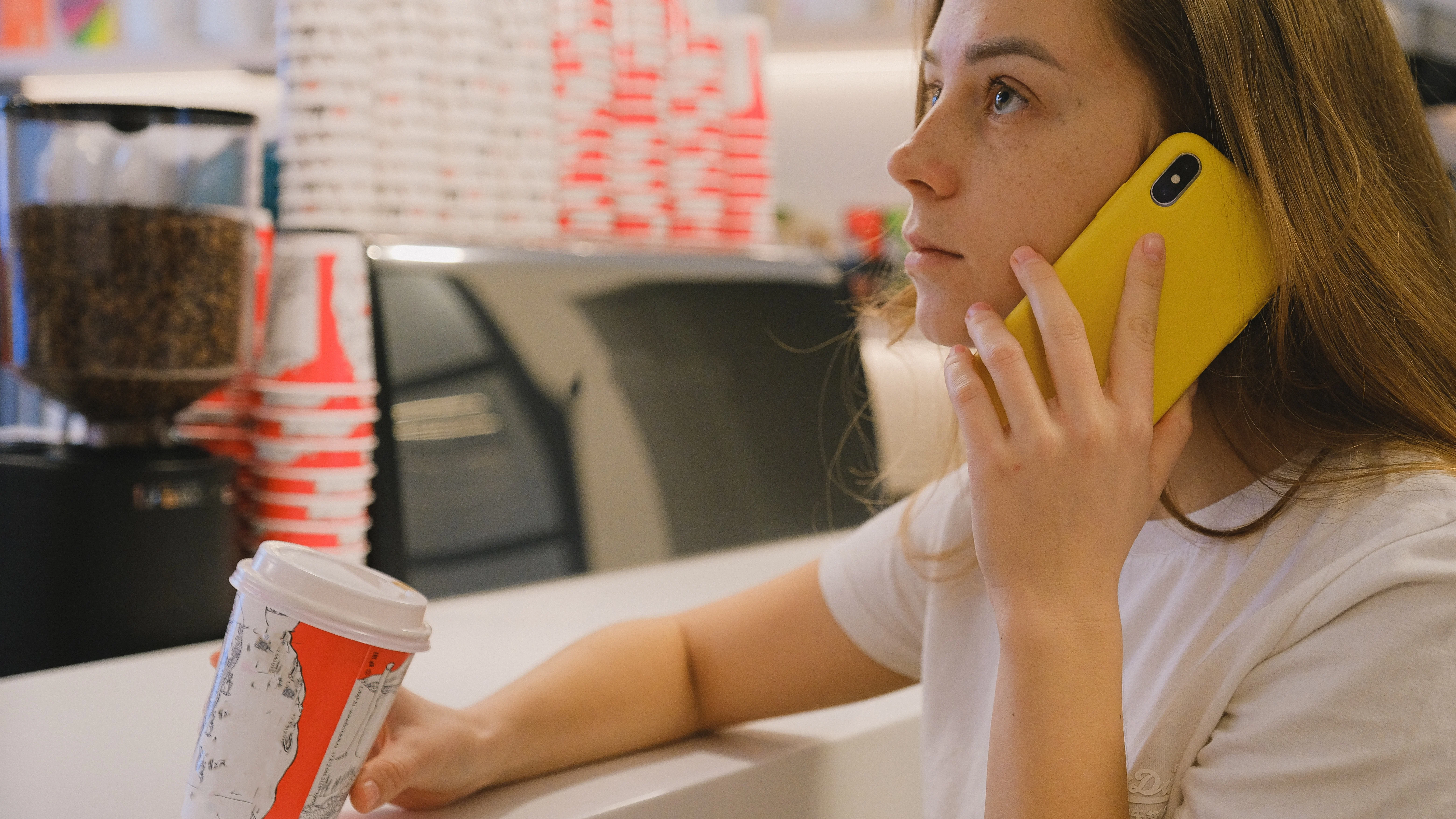 Una chica por hablando por teléfono móvil Una chica por hablando por teléfono móvil