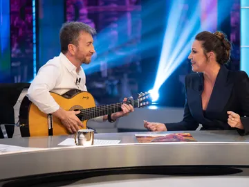 ¡Qué bonito! Niña Pastoria impresiona cantando en directo con Pablo Motos a la guitarra ¡Qué bonito! Niña Pastoria impresiona cantando en directo con Pablo Motos a la guitarra