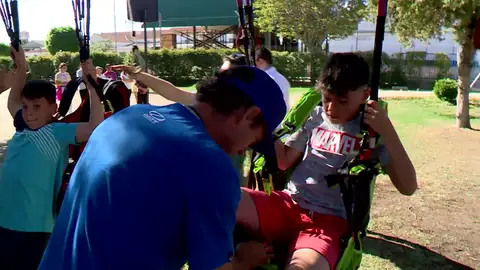 Clase de parapente en un colegio de Sonseca Clase de parapente en un colegio de Sonseca