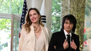Angelina Jolie con su hijo Maddox en la Casa Blanca Angelina Jolie con su hijo Maddox en la Casa Blanca