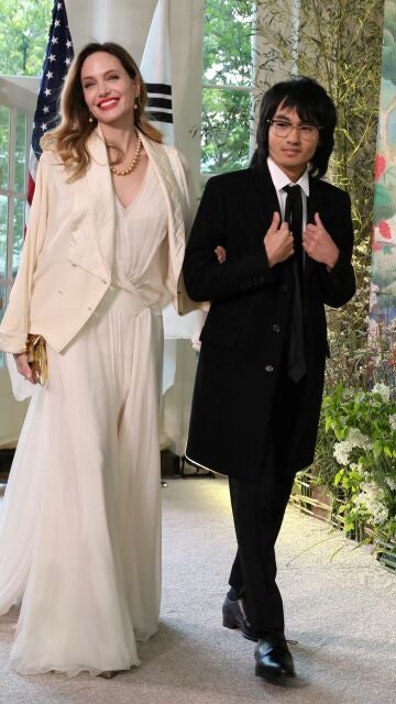 Angelina Jolie con su hijo Maddox en la Casa Blanca