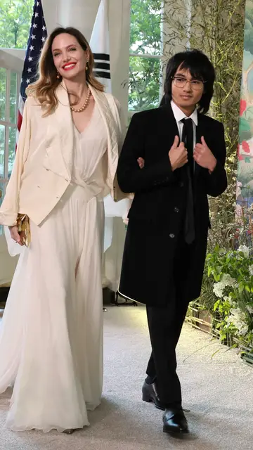 Angelina Jolie con su hijo Maddox en la Casa Blanca Angelina Jolie con su hijo Maddox en la Casa Blanca