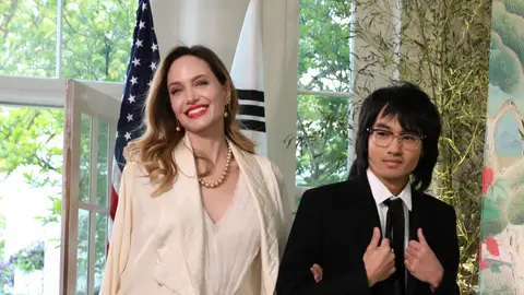 Angelina Jolie con su hijo Maddox en la Casa Blanca Angelina Jolie con su hijo Maddox en la Casa Blanca