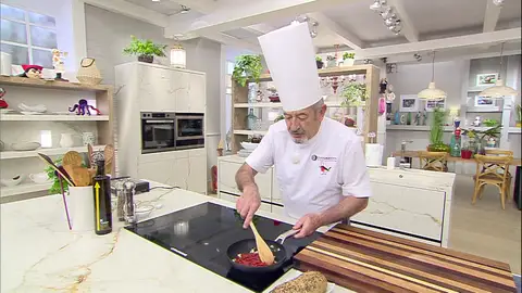 Corta los pimientos en tiras y agrégalos Corta los pimientos en tiras y agrégalos