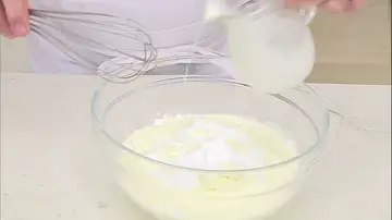Mezcla los ingredientes con una varilla