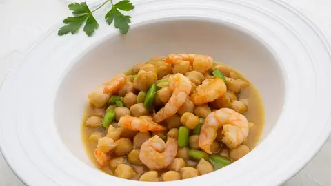 Receta de potaje de garbanzos con langostinos, de Karlos Arguiñano Receta de potaje de garbanzos con langostinos, de Karlos Arguiñano