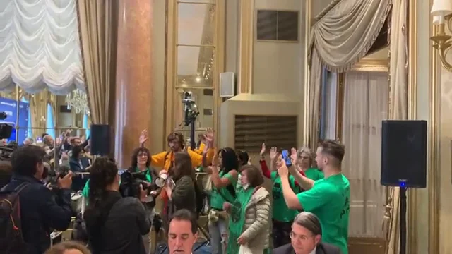 Activistas de Stop Desahucios interrumpen el acto de Raquel Sánchez: "La vivienda es un derecho, no un privilegio" Activistas de Stop Desahucios interrumpen el acto de Raquel Sánchez: "La vivienda es un derecho, no un privilegio"